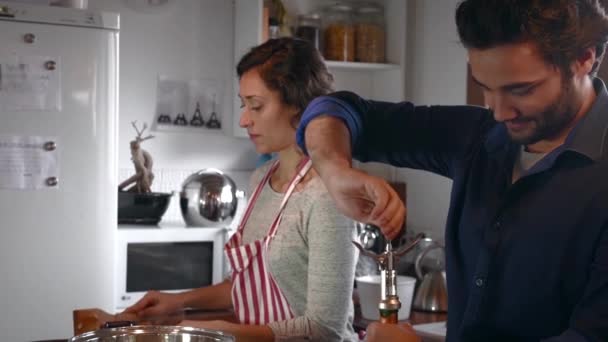 对年轻的夫妇在厨房做饭 喝红酒和拥抱 — 图库视频影像