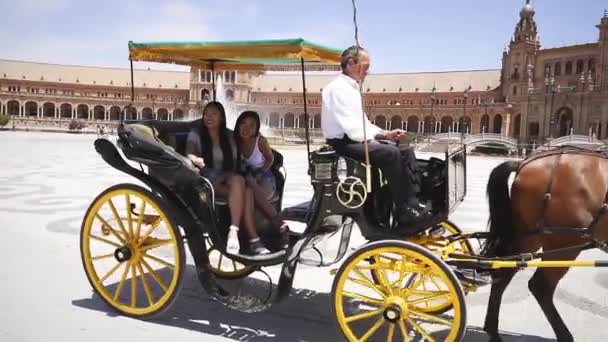 スペインのセビリア Plaza Espana で馬に引っ張られた馬に乗る中国人観光客 — ストック動画