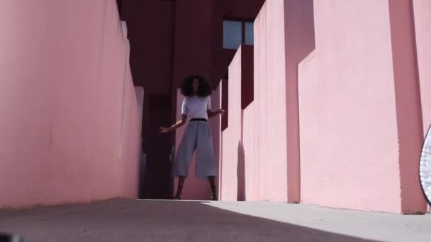 Black Woman Colorful Building Dancing — Vídeo de stock