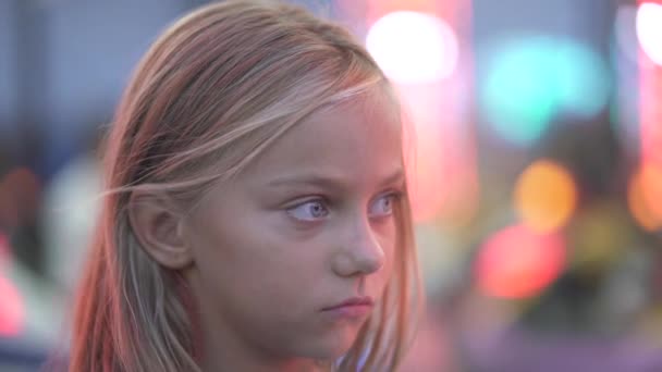 Pikkutytöllä Hauskaa Messuilla Valojen Kanssa — kuvapankkivideo
