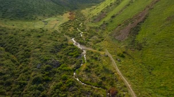 Yeşil Tepeler Arasında Kıvrılan Nehir Yol — Stok video