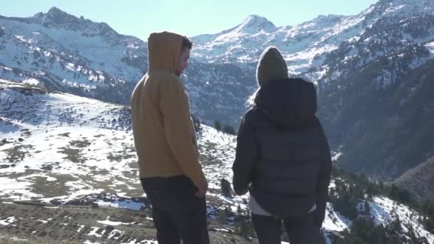 Junges Paar Umarmt Sich Verschneiten Bergen — Stockvideo