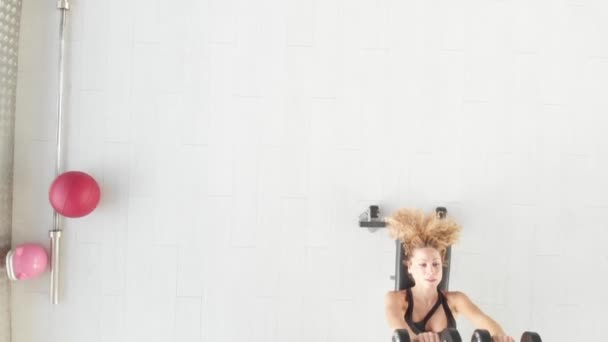 Kadın Spor Salonunda Dambıllarla Egzersiz Yapıyor — Stok video