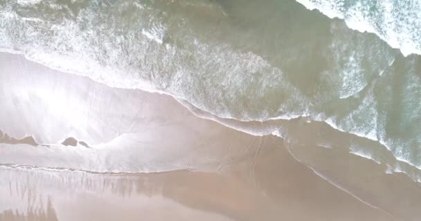 日当たりの良い海岸の波と風景 — ストック動画