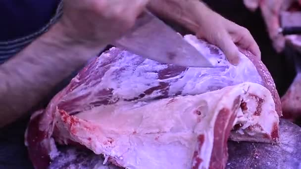 Carnicero Cortando Trozo Carne Carnicería — Vídeos de Stock