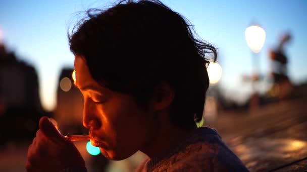 도시에서 담배를 피우는 아시아 — 비디오