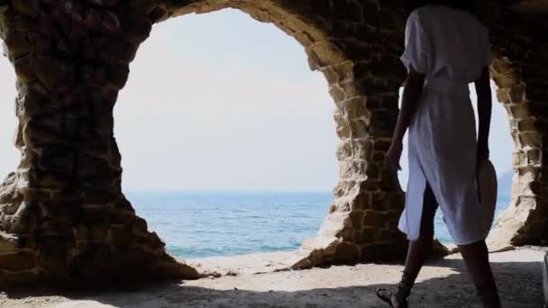 Mujer Negra Contemplando Vista Mar — Vídeo de stock
