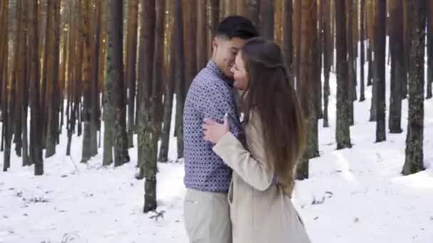 Νεαρό Ζευγάρι Ερωτευμένο Στο Χειμερινό Χιονισμένο Δάσος — Αρχείο Βίντεο