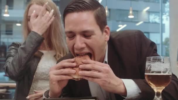 Szczęśliwi Przyjaciele Siedzący Burger Cafe — Wideo stockowe