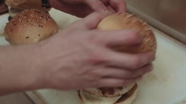 Mãos Preparando Hambúrgueres Mesa Restaurante — Vídeo de Stock
