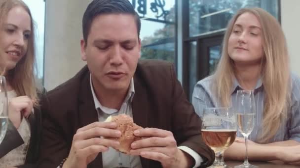 Boldog Barátok Ülnek Hamburgerkávézóban — Stock videók