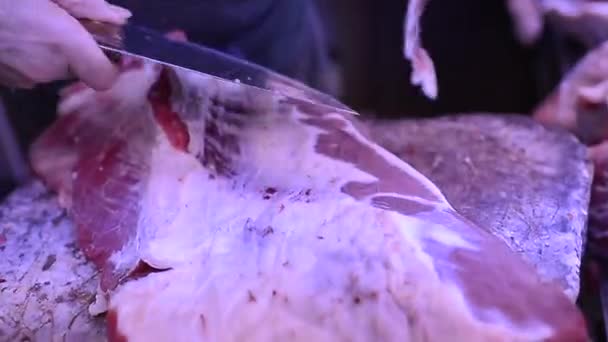 Χασάπης Κόβει Ένα Κομμάτι Κρέας Στο Κρεοπωλείο — Αρχείο Βίντεο