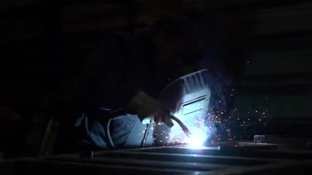 Metal Fabrikasında Kaynakçı — Stok video