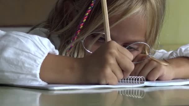 Χαριτωμένο Νεαρό Κορίτσι Μαθητής Στέκεται Γράφοντας Στην Τάξη Στον Πίνακα — Αρχείο Βίντεο