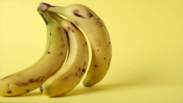 Primer Plano Los Plátanos Violación Sobre Fondo Amarillo — Vídeo de stock