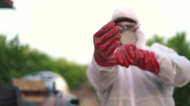 Agricultor Anónimo Con Traje Protector Máscara Que Pone Guantes Protectores — Vídeos de Stock