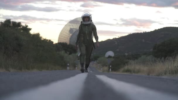 Astronot Gibi Giyinmiş Güzel Bir Kadın Yolda Yürüyor — Stok video