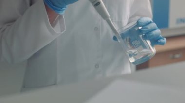 bir laboratuvarda çalışan kadın bilim adamı