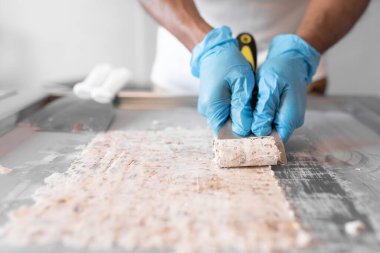 Bir işçi, dondurmayı dondurucuya sarmak için spatula kullanıyor. Yeni küçük işletme kavramı