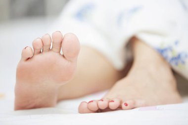 Uyuyan kadın metrelik. Yatay fotoğraf