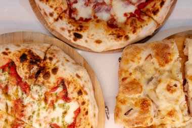 Bir mağaza vitrininde birlikte birkaç Napoli pizzası çektik.