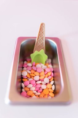 Dondurma tezgahındaki çikolata malzemeleriyle dolu metal bir tepsinin yakın plan fotoğrafını çek. Küçük işletme kavramı