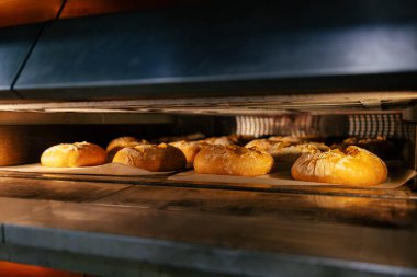 Fırında ekmek pişiren büyük bir kalabalık.