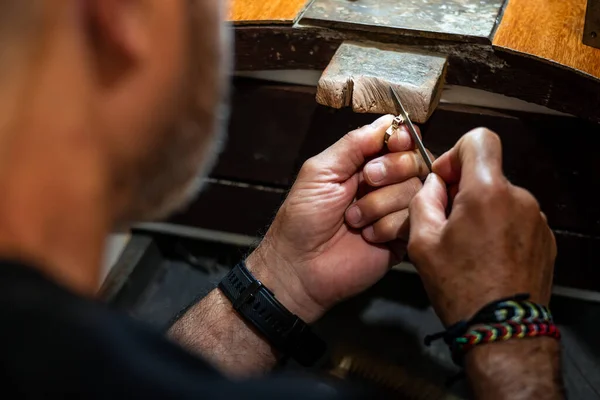 Goldsmith Working Creating His Crafting Gold Jewelry Work — Stock Photo, Image