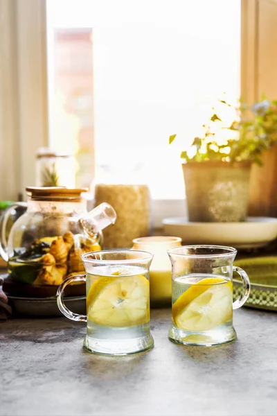 Bebida Saludable Con Limón Jengibre Tazas Vidrio Mesa Cocina Con —  Fotos de Stock