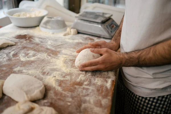 Detailaufnahme Der Hände Eines Nicht Erkennbaren Bäckers Beim Manuellen Kneten — Stockfoto