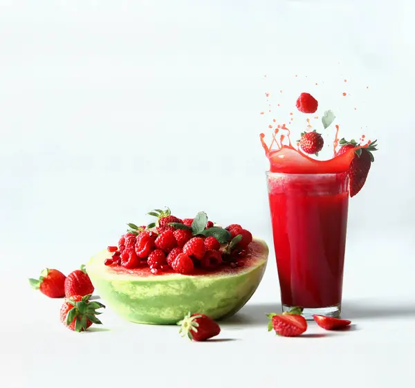 与西瓜一起泼洒的饮料 配上夏天的红色水果 浆果和红果汁 草莓和覆盆子在白色的背景下倒入玻璃杯 健康爽口的夏季小吃 — 图库照片