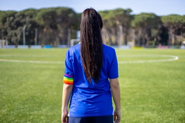 Futbol sporunda LGBTQ çalışanları. Kadınlar futbol sahasında homofobiğe karşı kampanya.