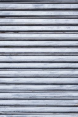 'Metalik Dokular' ın kentsel zarafetini keşfetmek, tasarımlarınızda modern sofistike bir dokunuş için çeşitli tonlarda ve dokularda parlak metal kapılar sergilemek..