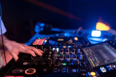 Bir diskoda pikabın üzerinde genç bir DJ 'in yakın çekimi