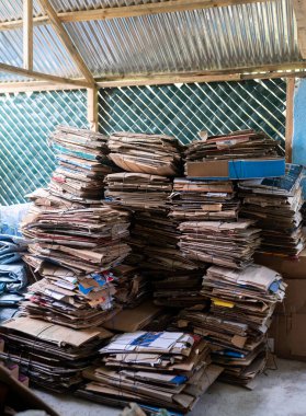 Depoda geri dönüşümlü karton yığınları, geri dönüşümlü materyallerin depolanması.