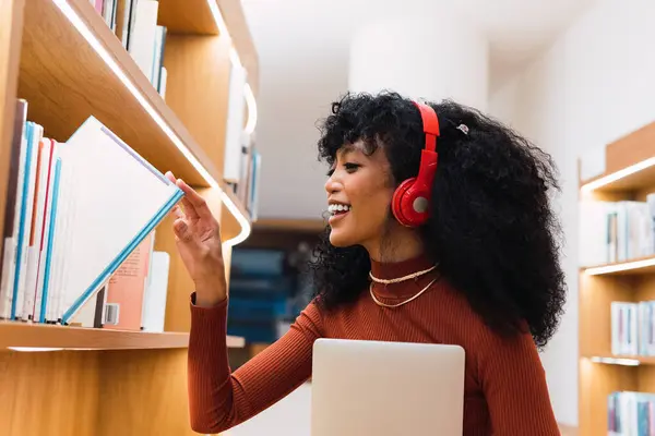 Tampilan Samping Wanita Afrika Amerika Positif Mendengarkan Musik Dan Mengambil Stok Foto Bebas Royalti