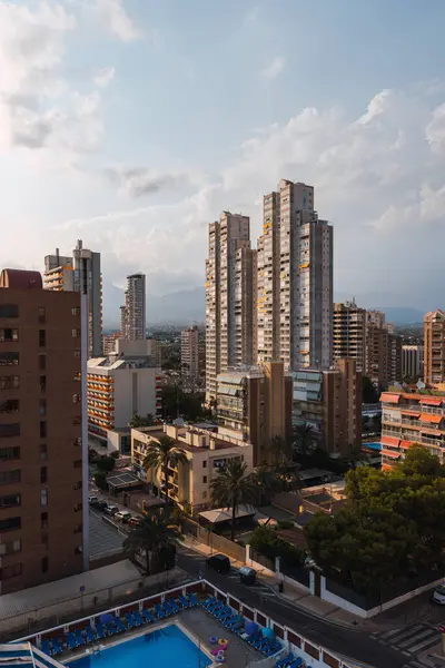 Pemandangan Drone Bangunan Apartemen Modern Terletak Langit Biru Yang Mendung Stok Foto Bebas Royalti