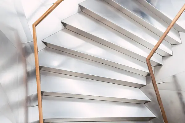 Von Oben Eine Lange Treppe Mit Weißen Stufen Und Holzgeländer — Stockfoto