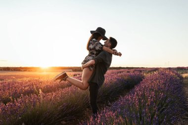 Genç bir çift yıldönümlerini gün batımında lavanta tarlasında romantik bir randevuyla kutluyor. Adam kız arkadaşını kollarına alıyor, çiçeklerin arasında yürüyorlar, birbirlerine bakıp gülümsüyorlar..