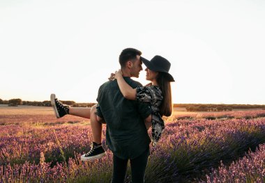 Genç bir çift yıldönümlerini gün batımında lavanta tarlasında romantik bir randevuyla kutluyor. Adam kız arkadaşını kollarına alıyor, çiçeklerin arasında yürüyorlar, birbirlerine bakıp gülümsüyorlar..