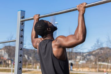 Anonim Afrikalı Afrikalı Amerikalı erkek sporcunun antreman sırasında metal bara yanaşması.