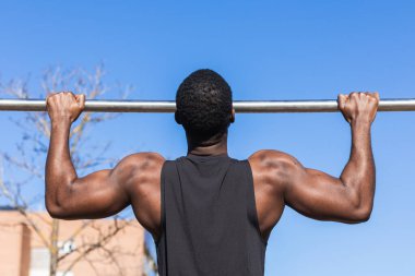 Anonim Afrikalı Afrikalı Amerikalı erkek sporcunun antreman sırasında metal bara yanaşması.