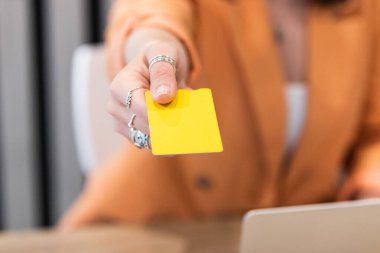 Naylon kart kullanan ve internetten alışveriş yapan bir kadın.