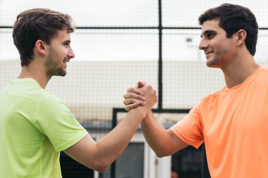 İki genç raketçi el sıkışıyor. Adil oyun