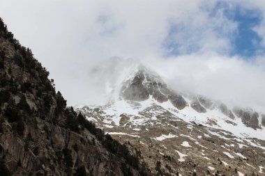 Pireneler 'in nefes kesici manzarası güneşli bir günde kar ve bulutlarla kaplıydı.