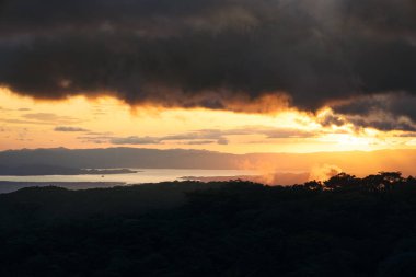 Kosta Rika kırsalında güzel bir gün batımı. Güneş dağlarda batar