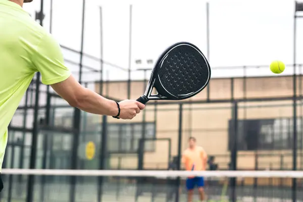 Raket oynayan bir adamın arka planı