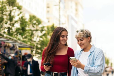 Yürüyen ve seyredebilen iki genç kız.