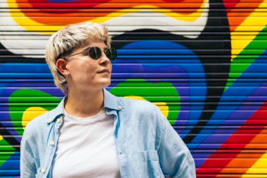 lgtb renkleriyle arkaplanda zarif bir genç kız portresi