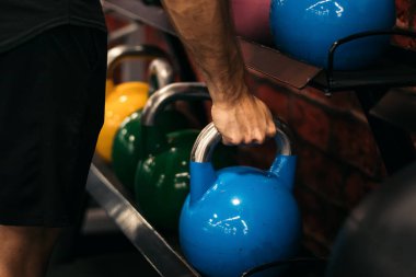 Kettlebell çalan bir adamın eli.